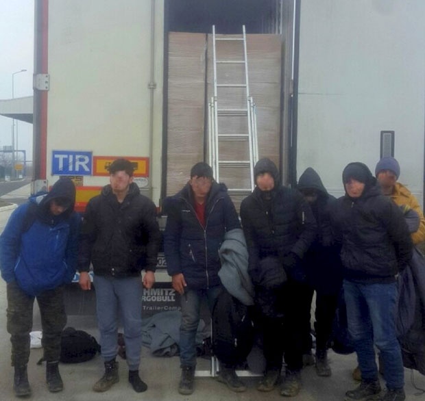 Мигранти преживеале неколку часа во ладилник на минус 22 степени(фото)
