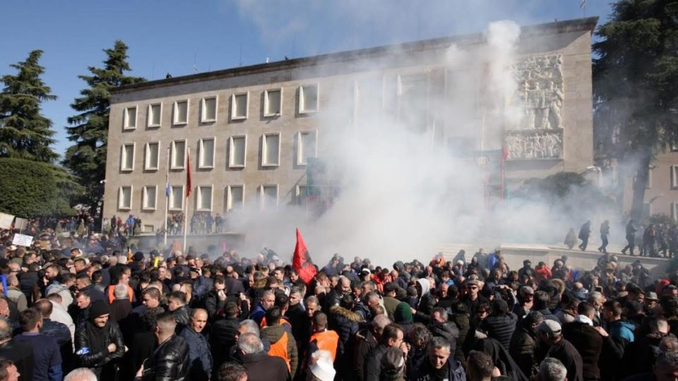 Насилство и оган на протестите на опозицијата во Тирана (ВИДЕО)