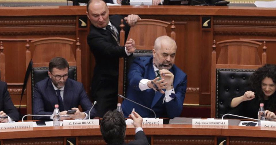 Опозициски пратеник истури боја врз Рама во албанскиот Парламент (ВИДЕО)