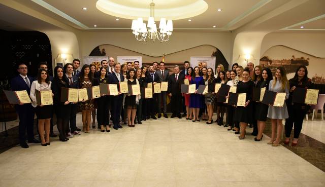 Претседателот Иванов им ги додели сертификатите на младите лидери