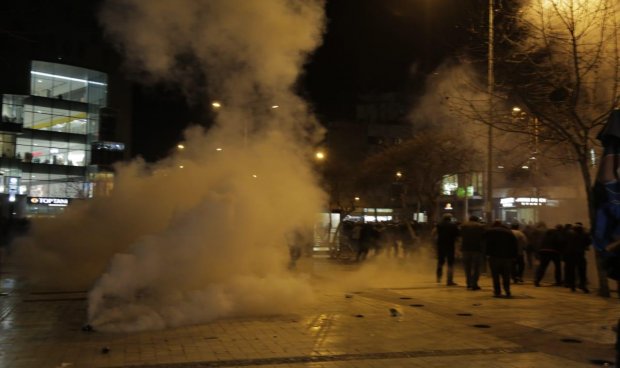 Албанската опозиција на протест пред парламентот – летаа камења, солзавец, димни бомби