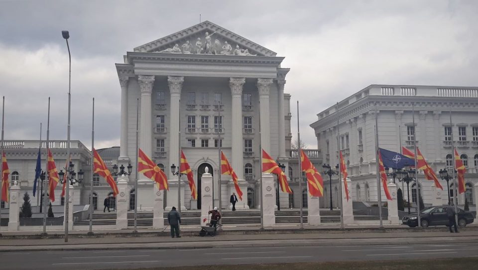 Знамињата пред Влада на пола копје (ФОТО)