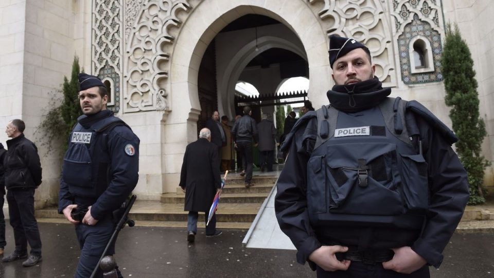 Франција и Британија ги зајакнуваат безбедносните мерки околу верските објекти