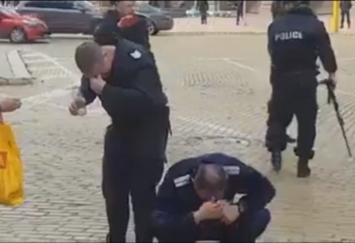 Полицајци се самоиспрскаа со солзавец на протест во Софија (ВИДЕО)