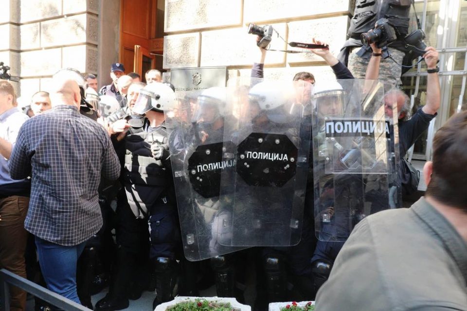 Судир меѓу демонстрантите и Жандармеријата пред Претседателството на Србија