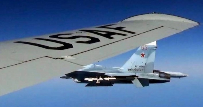 Руски воен ловец пресретнал американски шпионски авион (ВИДЕО)