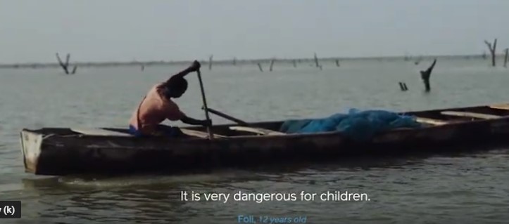 Во Африка деца-робови ловат риби од утро до вечер за неколку долари (ВИДЕО)