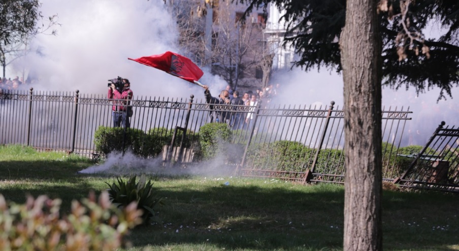 Нереди во Тирана: Срушена оградата околу кабинетот на Рама, фрлен солзавец (ВИДЕО)