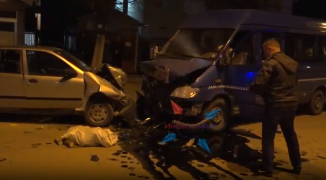 Траги од крв, искршени возила: Директен судар на автомобил и комбе во Прилеп (ВИДЕО)