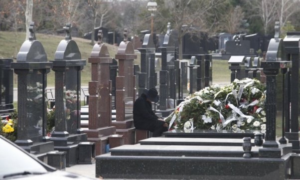 Јелена на 8 март сама на гробот на мајка си (ФОТО)