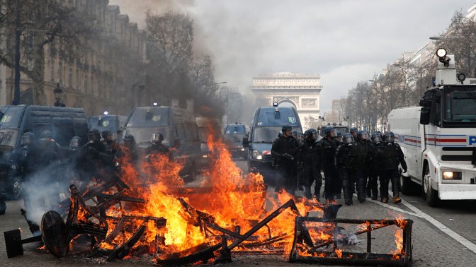 Нови немири на протестите во Париз, оган, солзавец и камења (ВИДЕО)