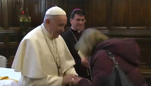 Папата објасни: Не сакам да ми го бакнуваат прстенот поради хигена (ВИДЕО)