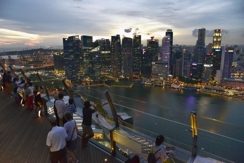 Париз, Хонг Конг и Сингапур се најскапи градови во светот