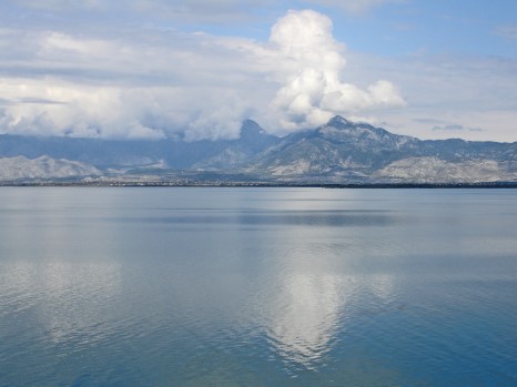 Преку Скадарско езеро прошверцувани 84 килограми дрога