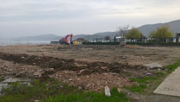 Трската во Струга се уништува за да се градат плажи и хотели