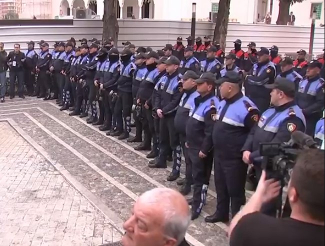 ВО ЖИВО: Полицијата со кордон го чува Парламентот во Тирана (ВИДЕО)