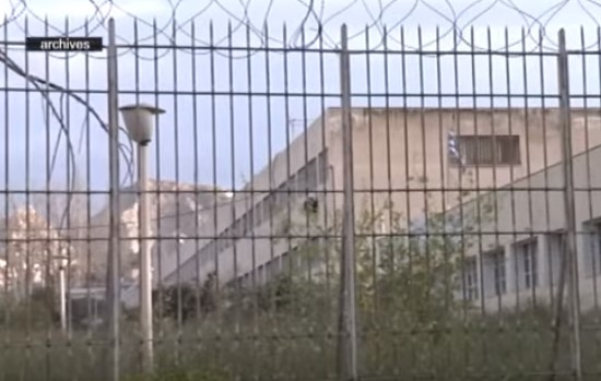 Тепачка во грчки затвор:  Се степале Албанци и Грци со сечила, еден загинат