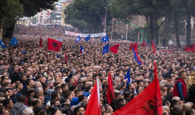 Ватикан предупредува на нов егзодус од Албанија
