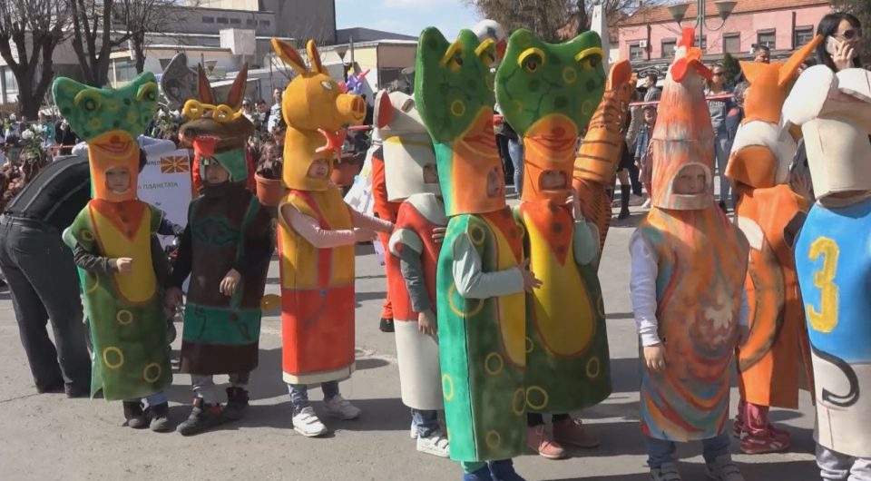 Младите со маски низ Прилеп како претходница на главното дефиле на карневалот за Прочка