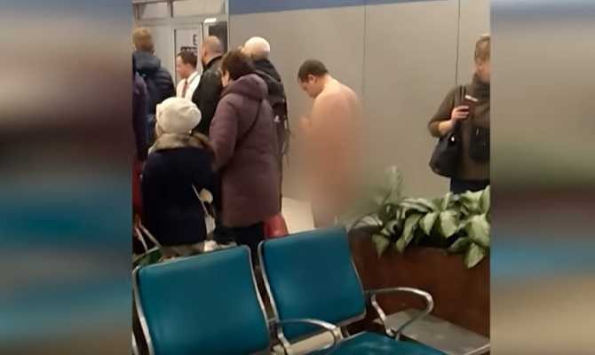 Русин потполно гол се обидел да влезе во авион за Крим (ВИДЕО)