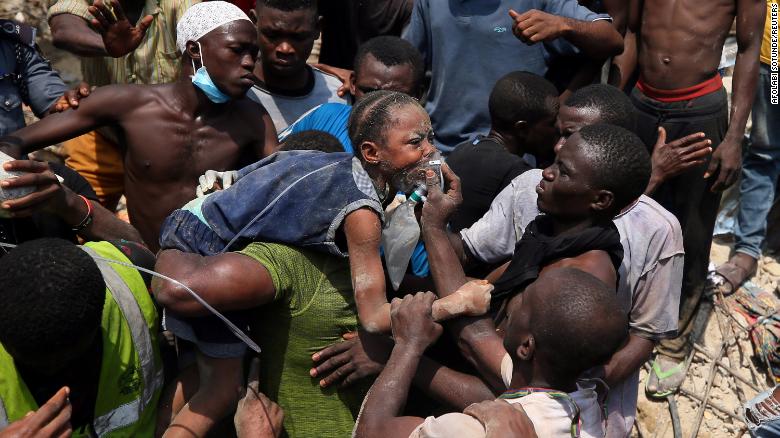Од урнатата зграда во Лагос спасени 37 лица, осум извлечени мртви