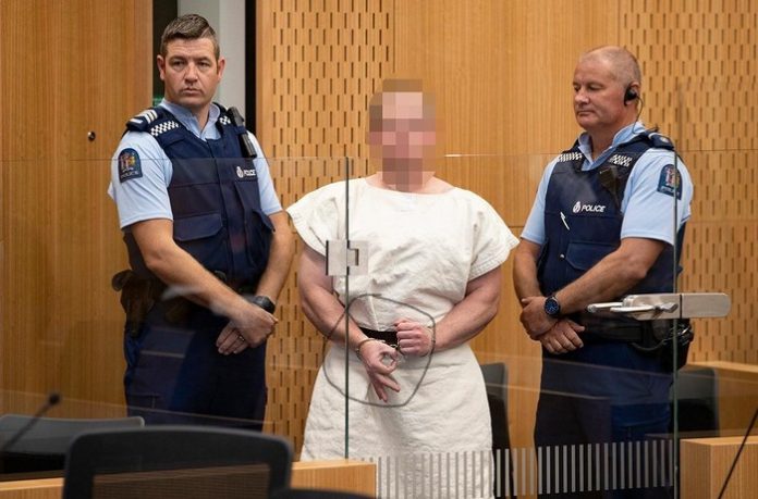 Убиецот од Нов Зеланд влезе во суд насмеан и покажа симбол на „супериорната“ бела раса