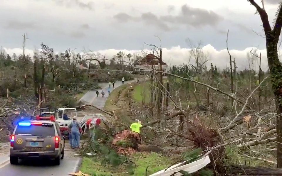 Торнадо усмрти 23 лица и остави пустош во Алабама (ВИДЕО)