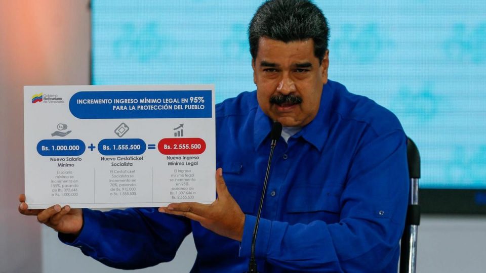 Пред утрешното ембарго од САД: Мадуро повеќе од двојно ја зголеми минималната плата