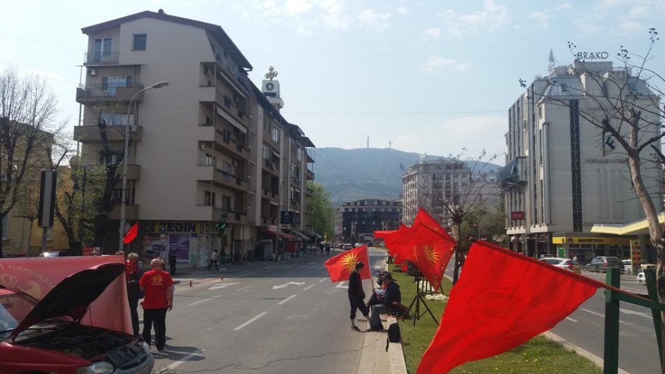 Се собраа десетина: Патриотски песни и старото знаме на булеварот Климент Охридски (ФОТО)