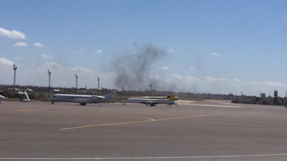 Бомбардиран аеродромот во Триполи: МиГ-21 го запали небото над Либија (ВИДЕО)