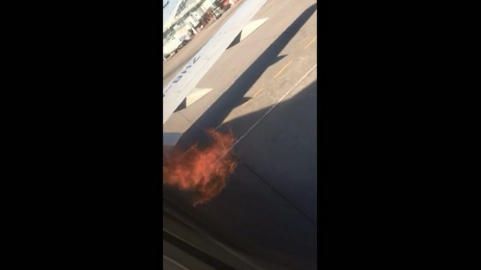 Се запали моторот на Боинг 737 непосредно пред полетувањето (ВИДЕО)