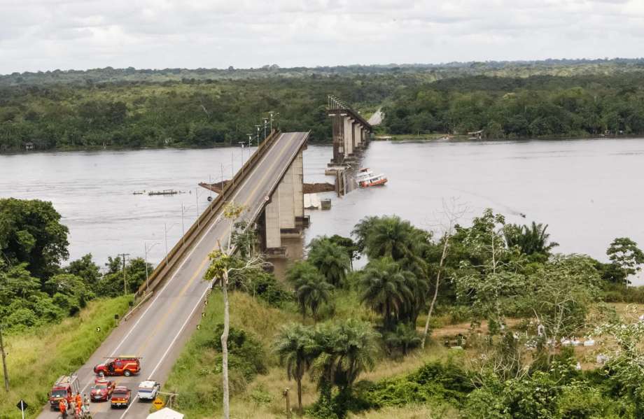 Траект урна мост во Бразил, се трага по настрадани (ВИДЕО)