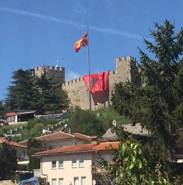 Албанско знаме се вее на Самоиловата тврдина (ФОТО)