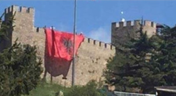 Забрана на влез во Македонија за тој што го постави знамето на Албанија среде Охрид