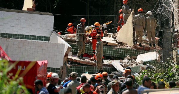 Две згради во Рио де Жанеиро се урнаа поради поплави – двајца загинати (ВИДЕО)