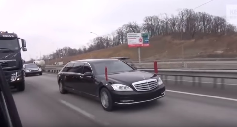 Црни лимузини видени во Владивосток пред планираната средба Путин – Ким (ВИДЕО)
