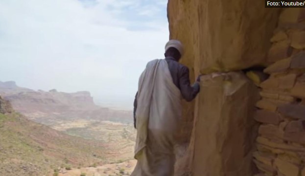 Чудо Господово: Свештеник секoјдневно се качува по стрмна карпа, никогаш не паднал (ВИДЕО)