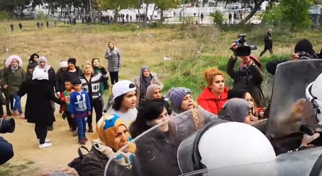Мигрантите во Грција биле излажани дека ќе се отвори балканската рута  (ВИДЕО)