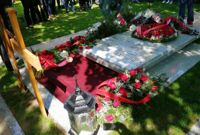 Крај на едно време: Погребана Мира Марковиќ, сега се заедно со Слободан под липата (ФОТО)