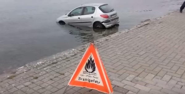 Возачот не ја кренал рачната: Откриена причината зошто „пежото“ „пливаше“ во Охридско езеро (ВИДЕО)