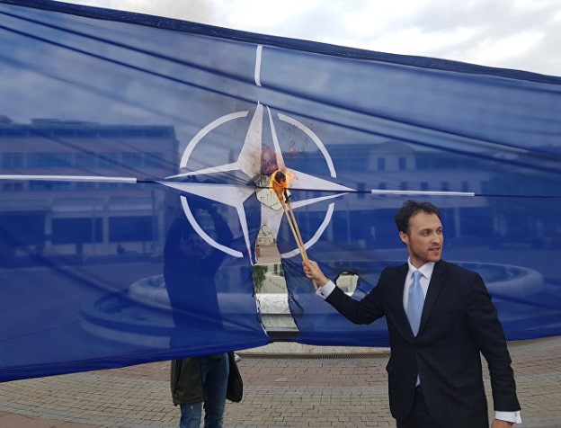 Гореше НАТО знамето во Црна Гора (ФОТО)