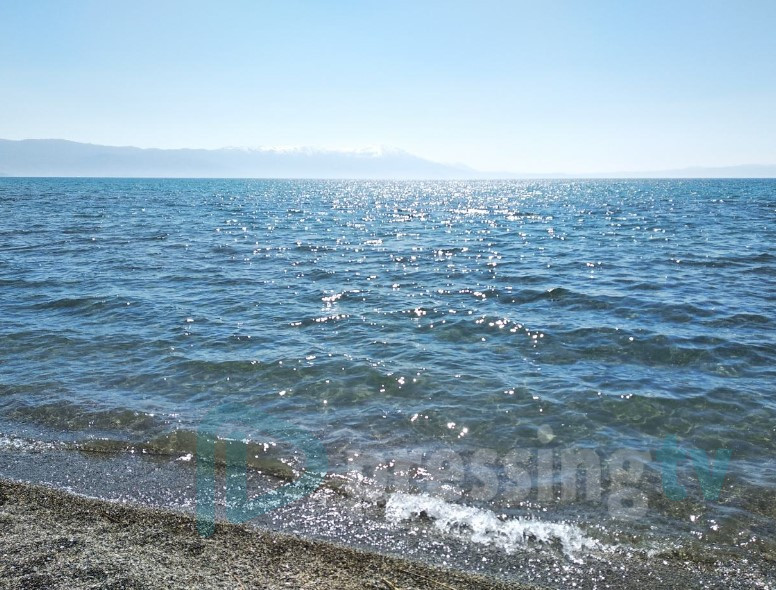Тешка градежна механизација насипува земја и шут во Охридското Езеро