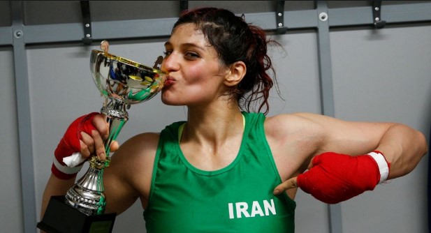 Боксерката Садаф не може да се врати во Иран бидејќи била премногу згодна (ФОТО)