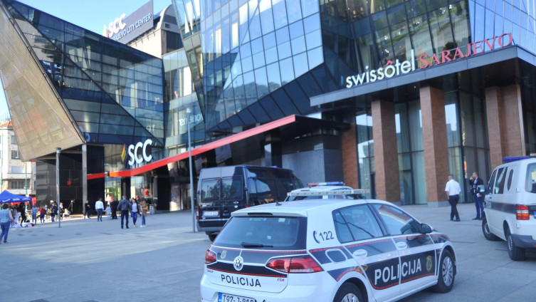 Поради дојава за поставена бомба евакуиран трговски центар во Сараево (ВИДЕО)