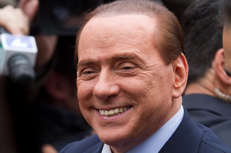Берлускони итно префрлен во болница во Милано