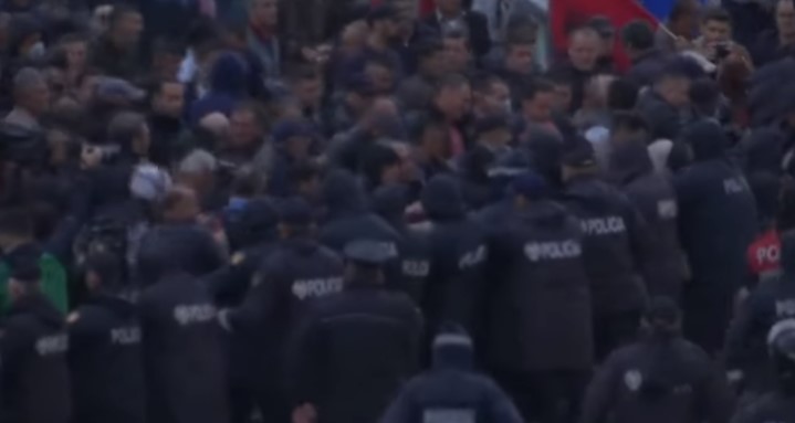(ВИДЕО)Протестантите во Тирана го пробија полицискиот кордон