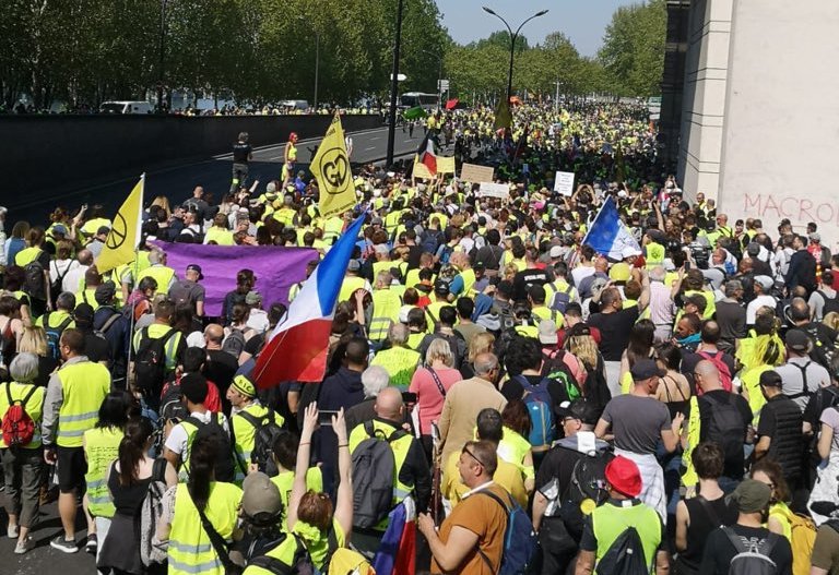 „Жолти елеци“: Нотр Дам не е единствен проблем на Франција