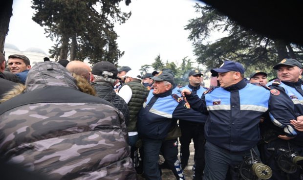 Демонстранти се судрија со полицијата пред албанскиот парламент
