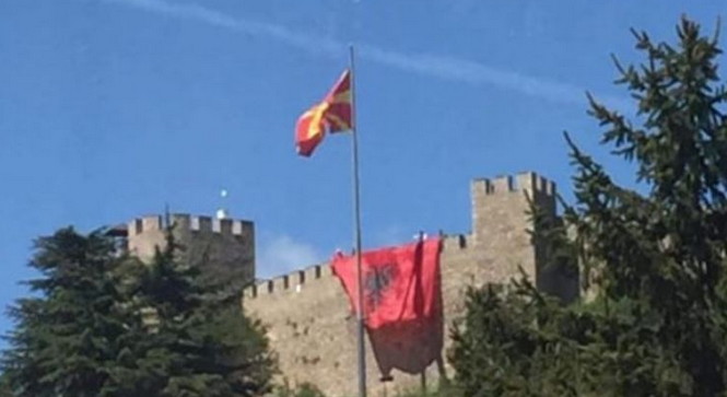 Веднаш е отстрането: Aлбанското знаме на Самоиловата тврдина во Охрид го поставила играорна група