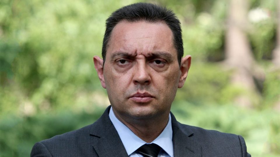 Српскиот министер за одбрана ќе штрајкува со глад поради насилствата на опозицијата